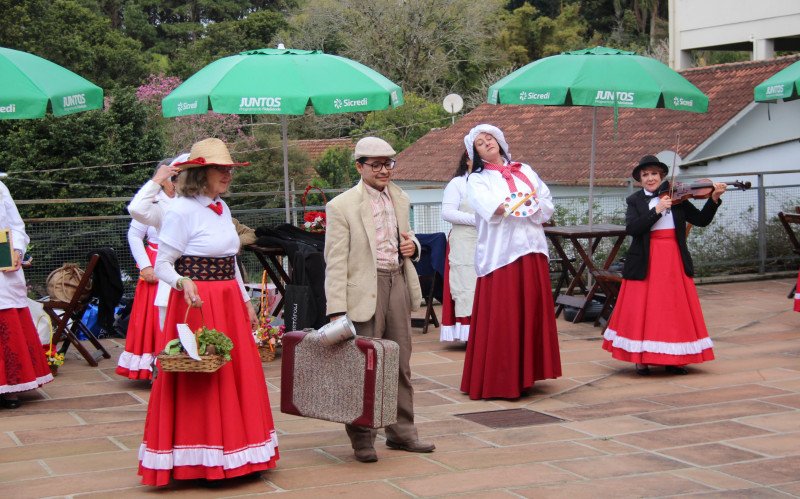 Apresentação cultural nos Jardins da Dalilla
