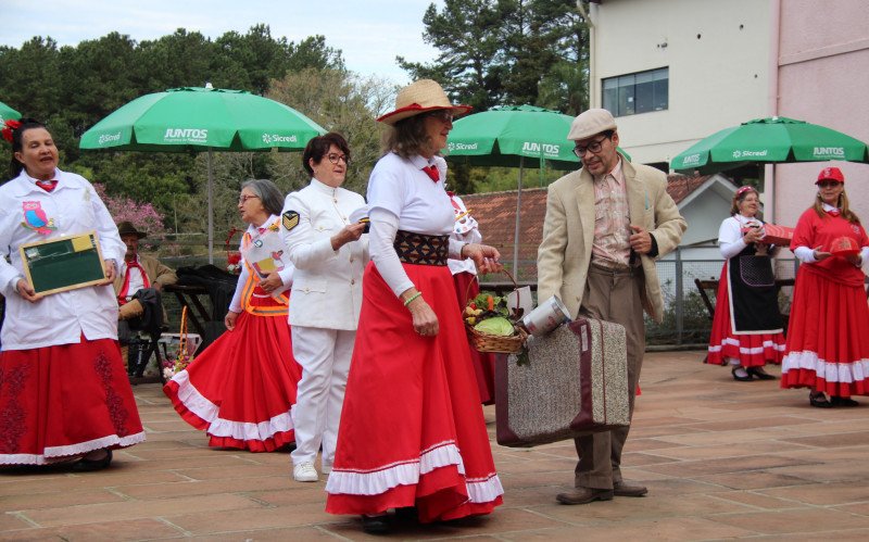 Apresentação cultural nos Jardins da Dalilla