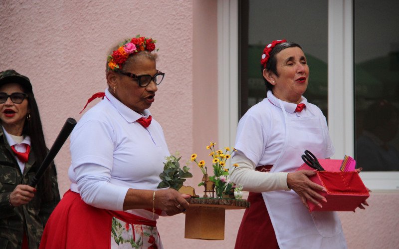 Apresentação cultural nos Jardins da Dalilla