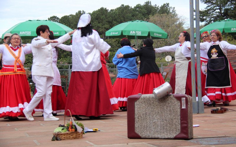 Apresentação cultural nos Jardins da Dalilla
