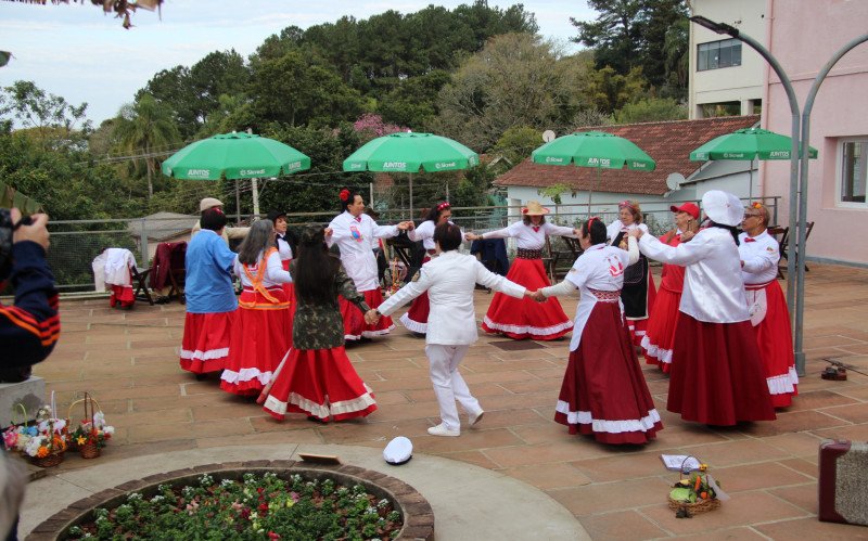 Apresentação cultural nos Jardins da Dalilla