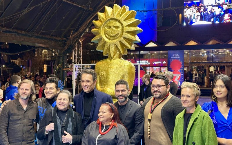 Rodrigo Santoro é eternizado na Calçada da Fama de Gramado e homenageado com Kikito de Cristal