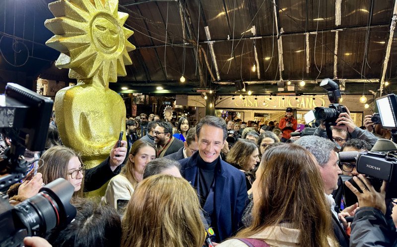 Rodrigo Santoro é eternizado na Calçada da Fama de Gramado e homenageado com Kikito de Cristal