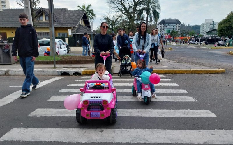 Carrinhada: As primas Livia Hennrich e Melissa Andrade de Melo, ambas com dois anos, também participaram em seus carrinhos empurrados pelas mães | abc+