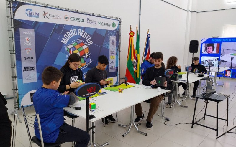Campeonato de cubo mágico em Morro Reuter | abc+