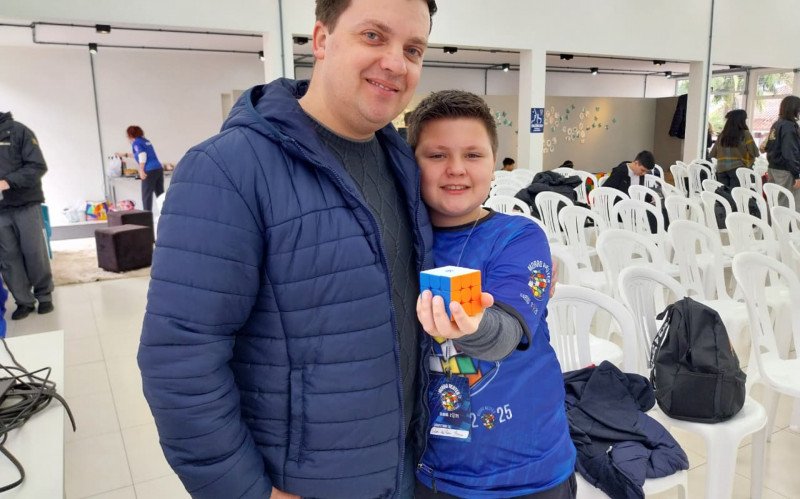 Vitor da Rosa Flores, 10 anos, participa pela primeira vez de um campeonato de cubo mágico. Seu pai, o empresário Luis Marcelo da Rocha Flores, o acompanha | abc+
