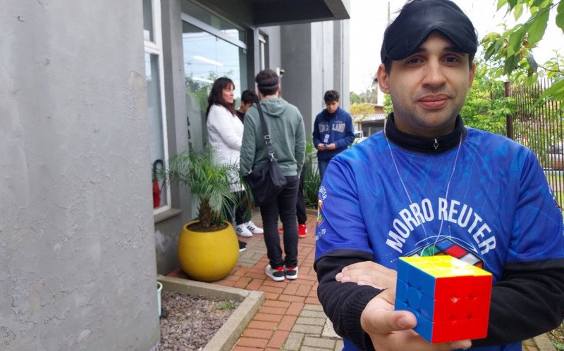 O campeão brasileiro de cubo mágico vendado, o gaúcho Israel Fraga da Silva, está em Morro Reuter | abc+