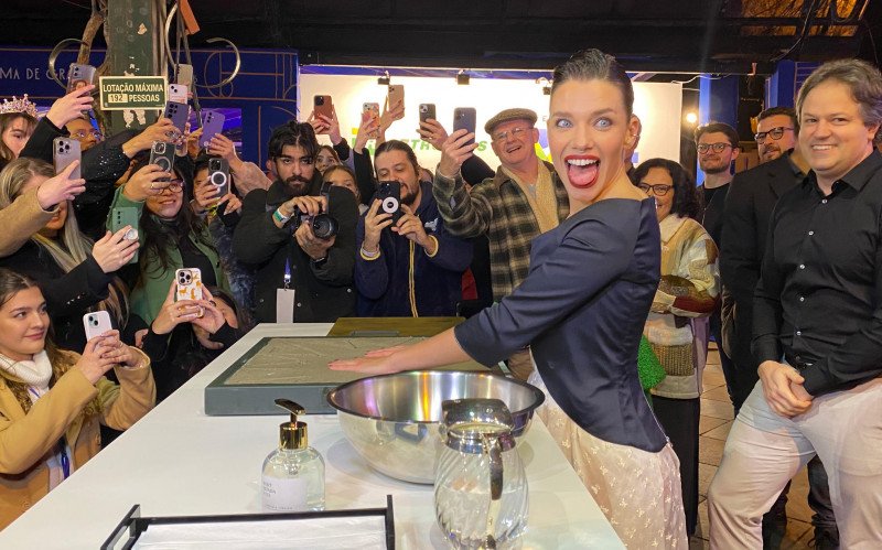 Bruna Linzmeyer entra para a Calçada da Fama | abc+