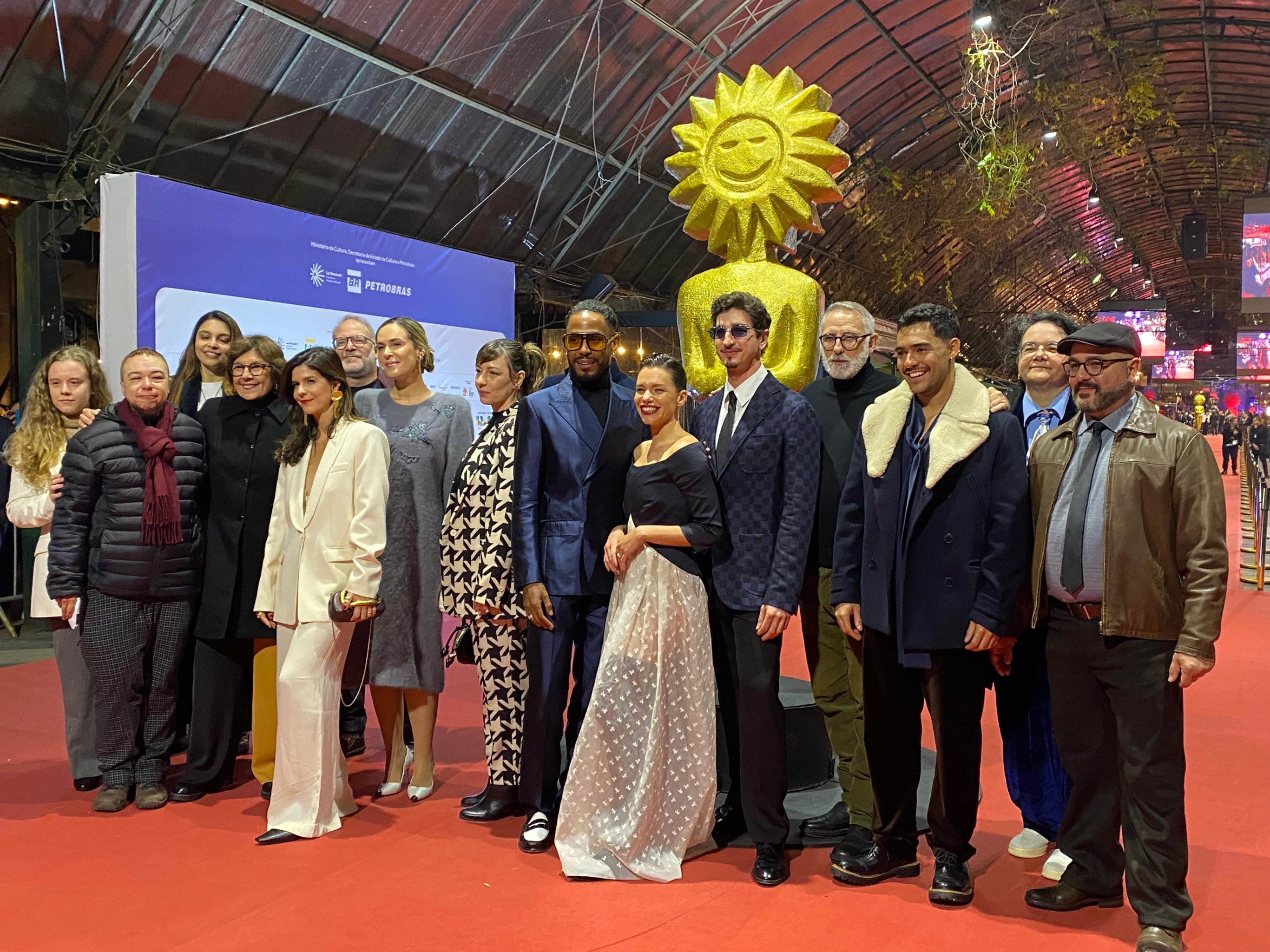 FESTIVAL DE CINEMA: Atores de série com première nacional em Gramado entram para a Calçada da Fama