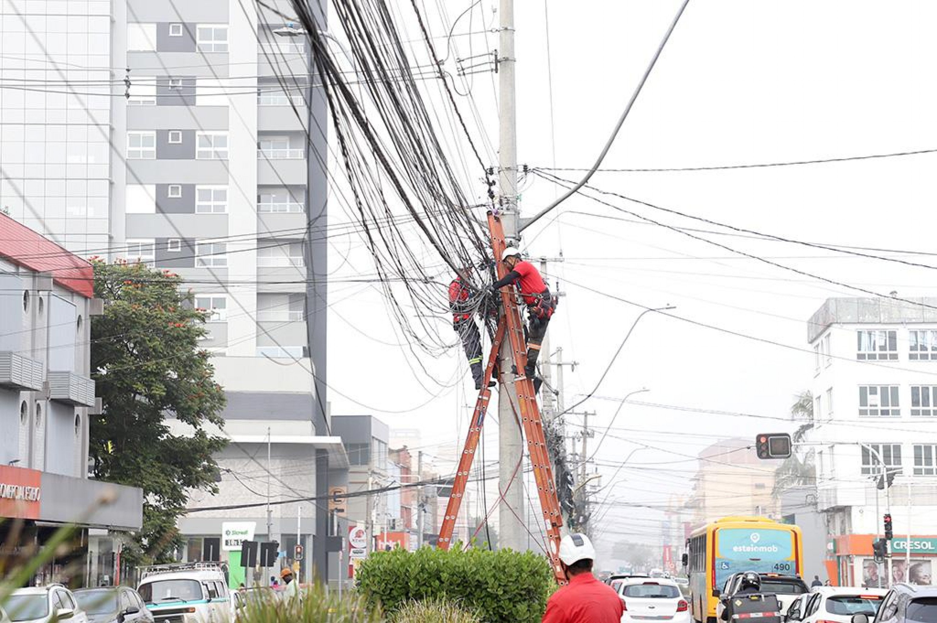 Nova lei municipal exige a retirada de fios soltos e de fiação irregular dos postes de Esteio
