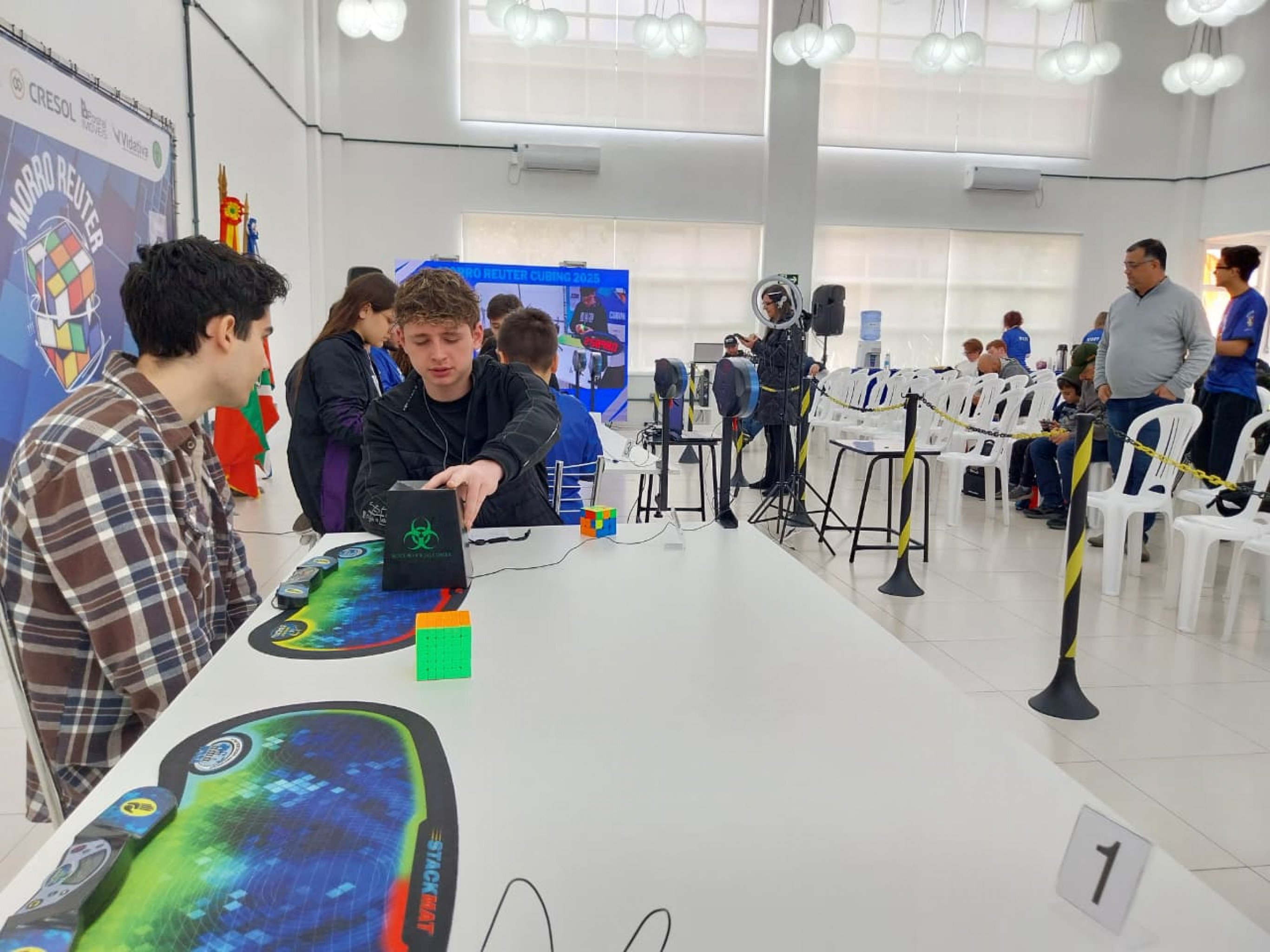 Já pensou em virar um craque no cubo mágico? Campeão brasileiro dá dicas durante evento na região