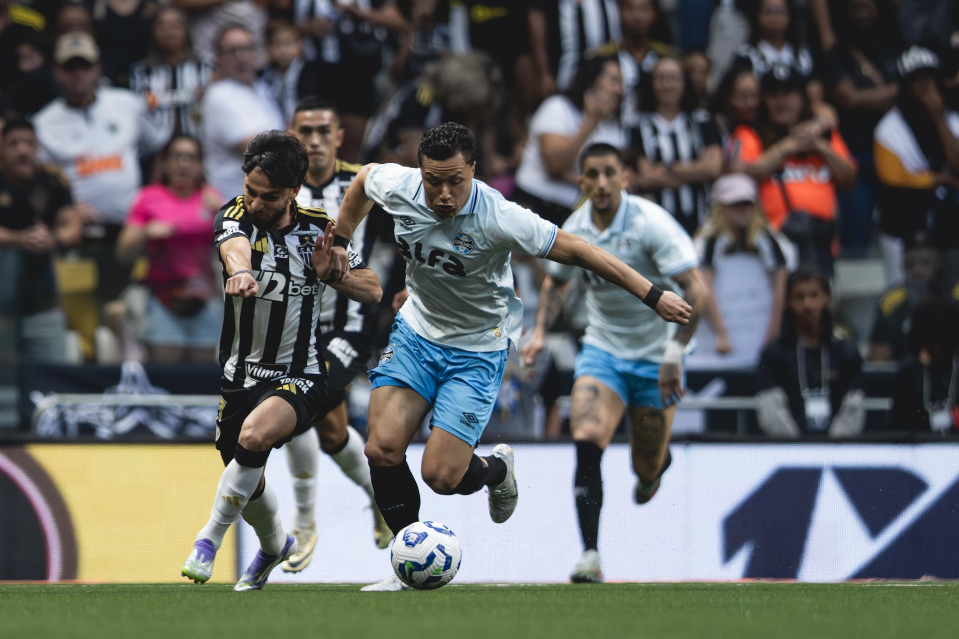 Grêmio reage e vence Atlético-MG fora de casa