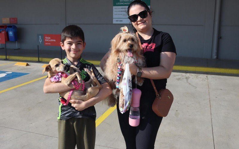 Filho Arthur e mãe Camila com as pets Pucca e Pipoca | abc+