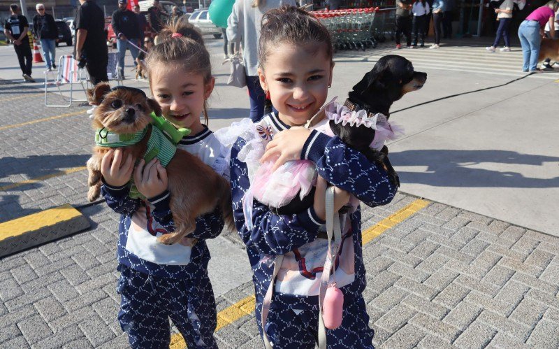 Amigas Micaela e Mirela com as cãezinhas Mila e Mike