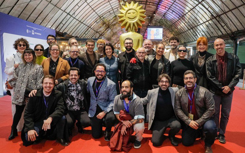 Equipe do longa-metragem brasileiro "Papagaio" no tapete vermelho de Gramado