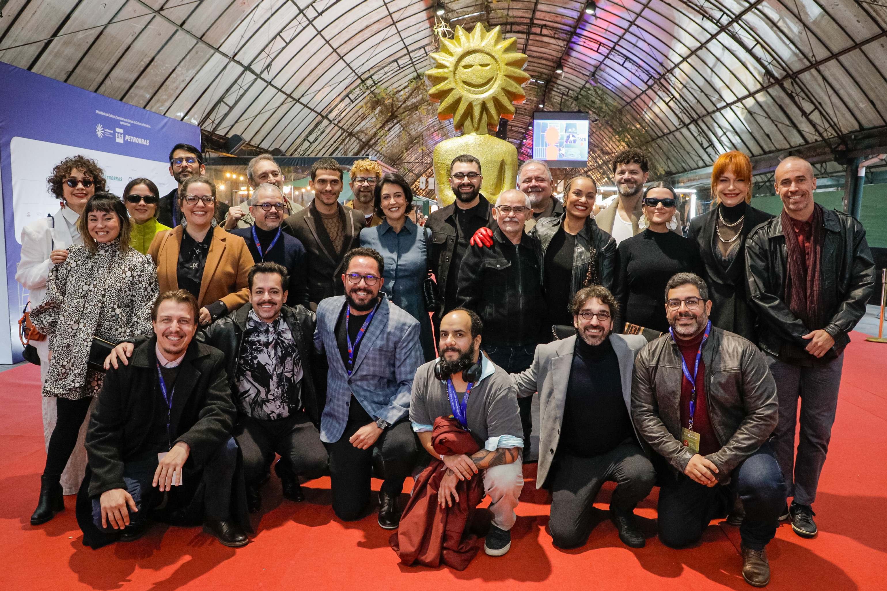 FESTIVAL DE CINEMA: Veja o momento em que elenco de Papagaios passa pelo tapete vermelho