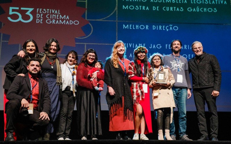 Viviane Jag Fej Farias e Amallia Brandolff recebem o prêmio melhor direção por Fuá – O Sonho, entregue por Edson Celulari, ator e diretor