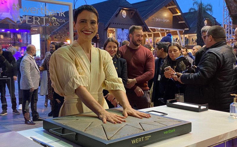 Malu Galli entra na Calçada da Fama, no Festival de Cinema