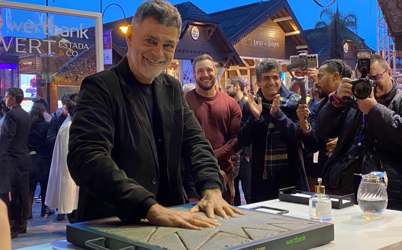 Eduardo Moscovis entra na Calçada da Fama, no Festival de Cinema