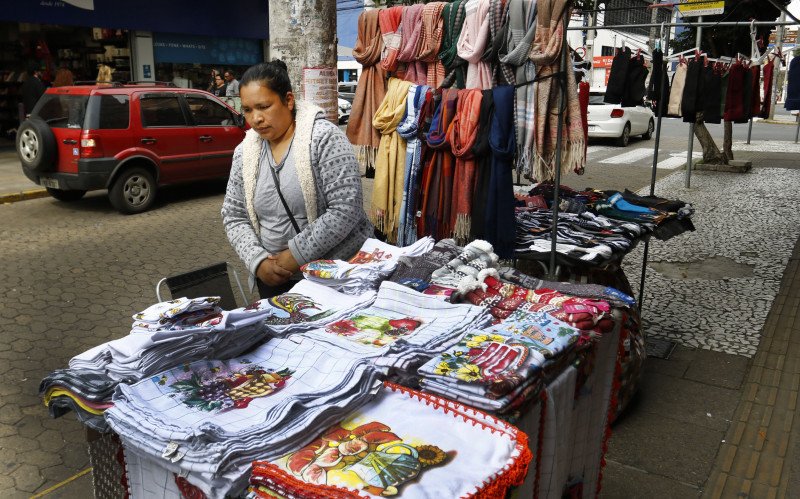 Indígena Josimara de Oliveira comercializa há três anos em Canoas | abc+