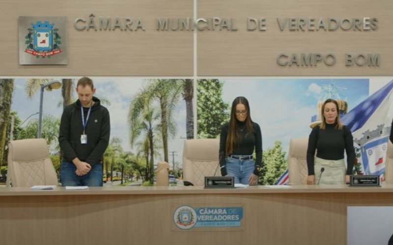 Câmara de Campo Bom faz homenagem a militares mortos em acidente na BR-116 | abc+