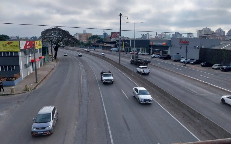 BR 116- fluxo intenso em pista sem demarcação em São Leopoldo | abc+