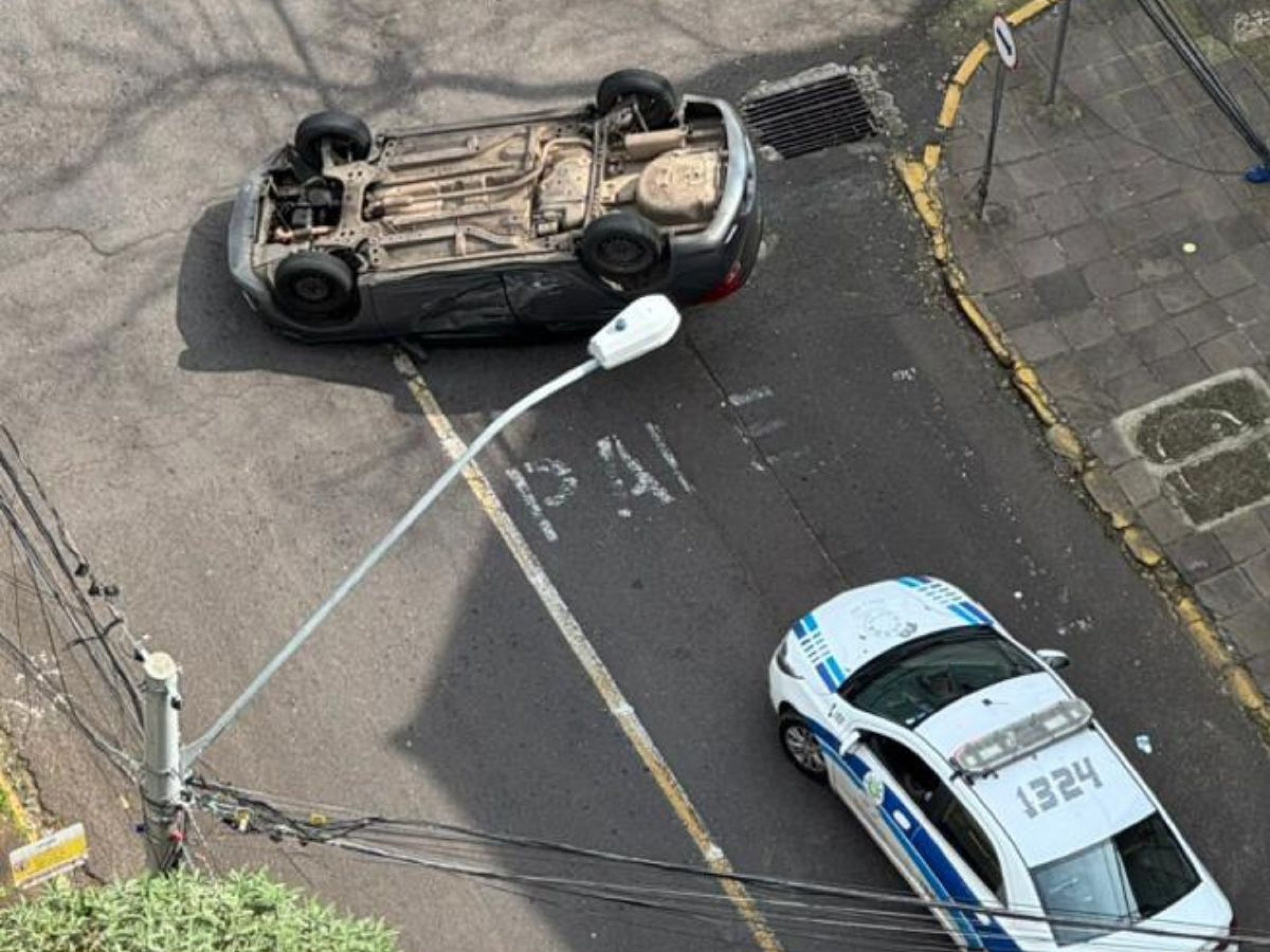 VÍDEO: Carro capota em via de Novo Hamburgo