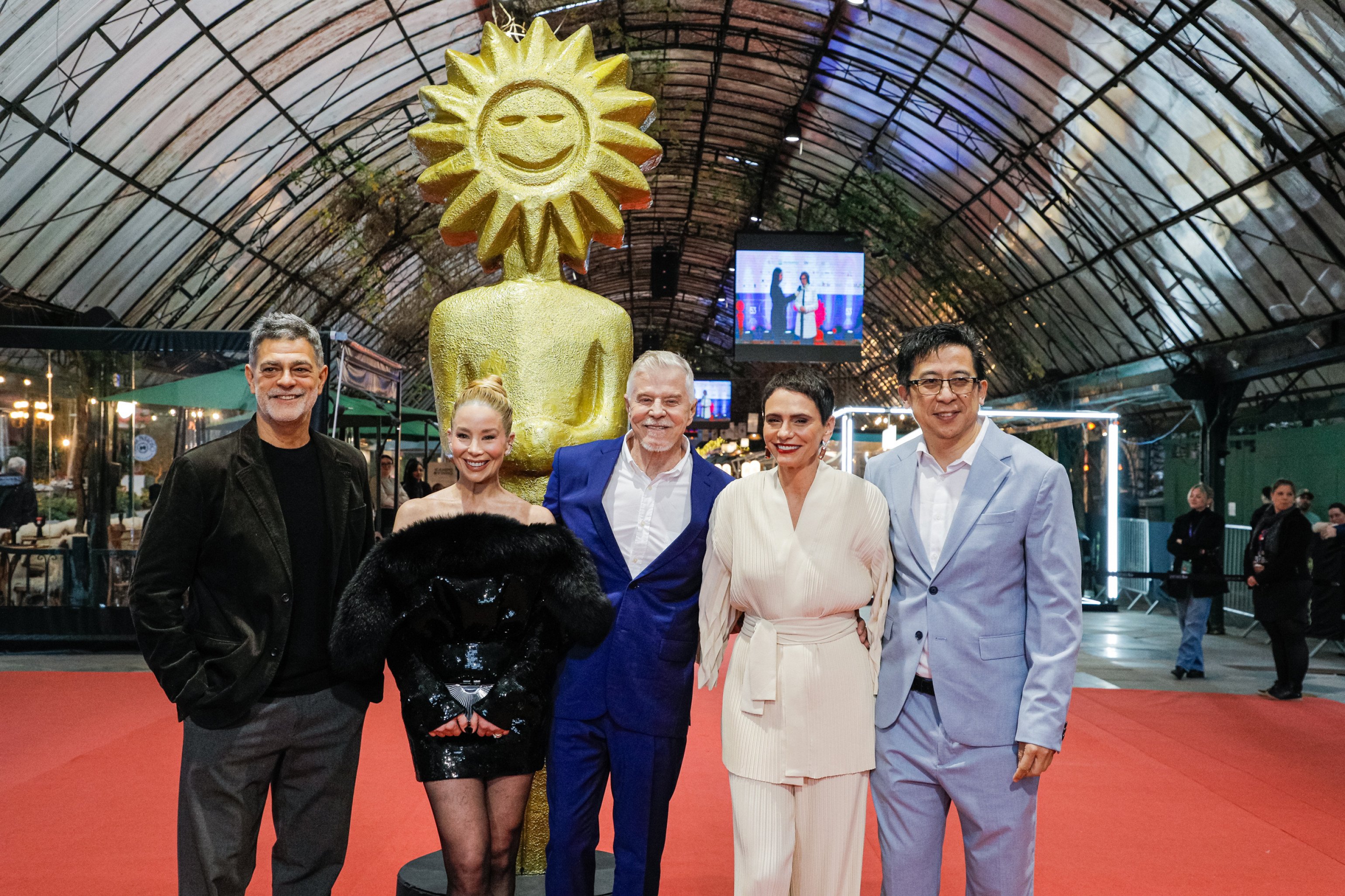 FESTIVAL DE CINEMA: Elenco de Querido Mundo passa pelo tapete vermelho nesta quarta noite em Gramado