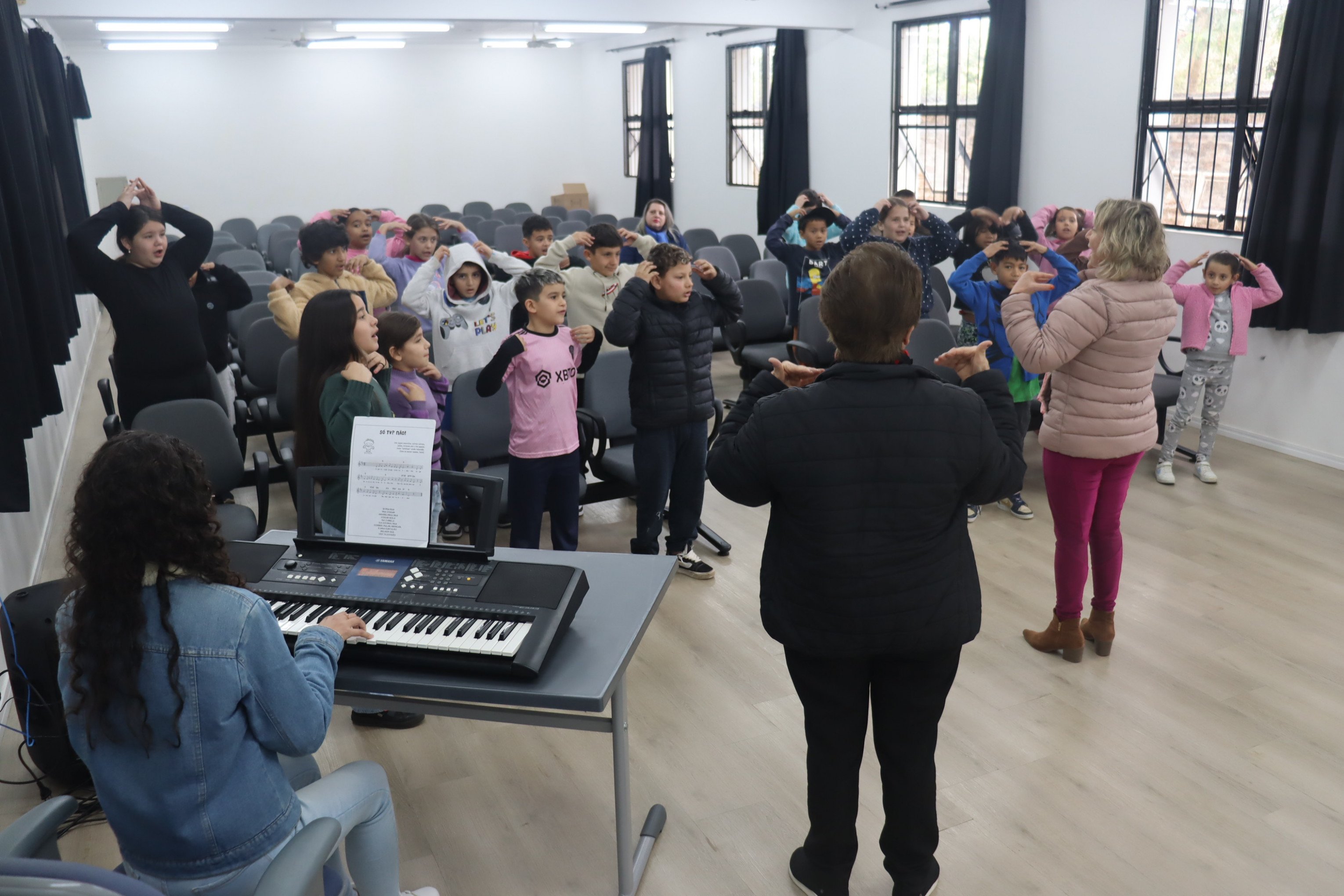 Projeto leva aulas de Canto Coral a escolas da periferia leopoldense