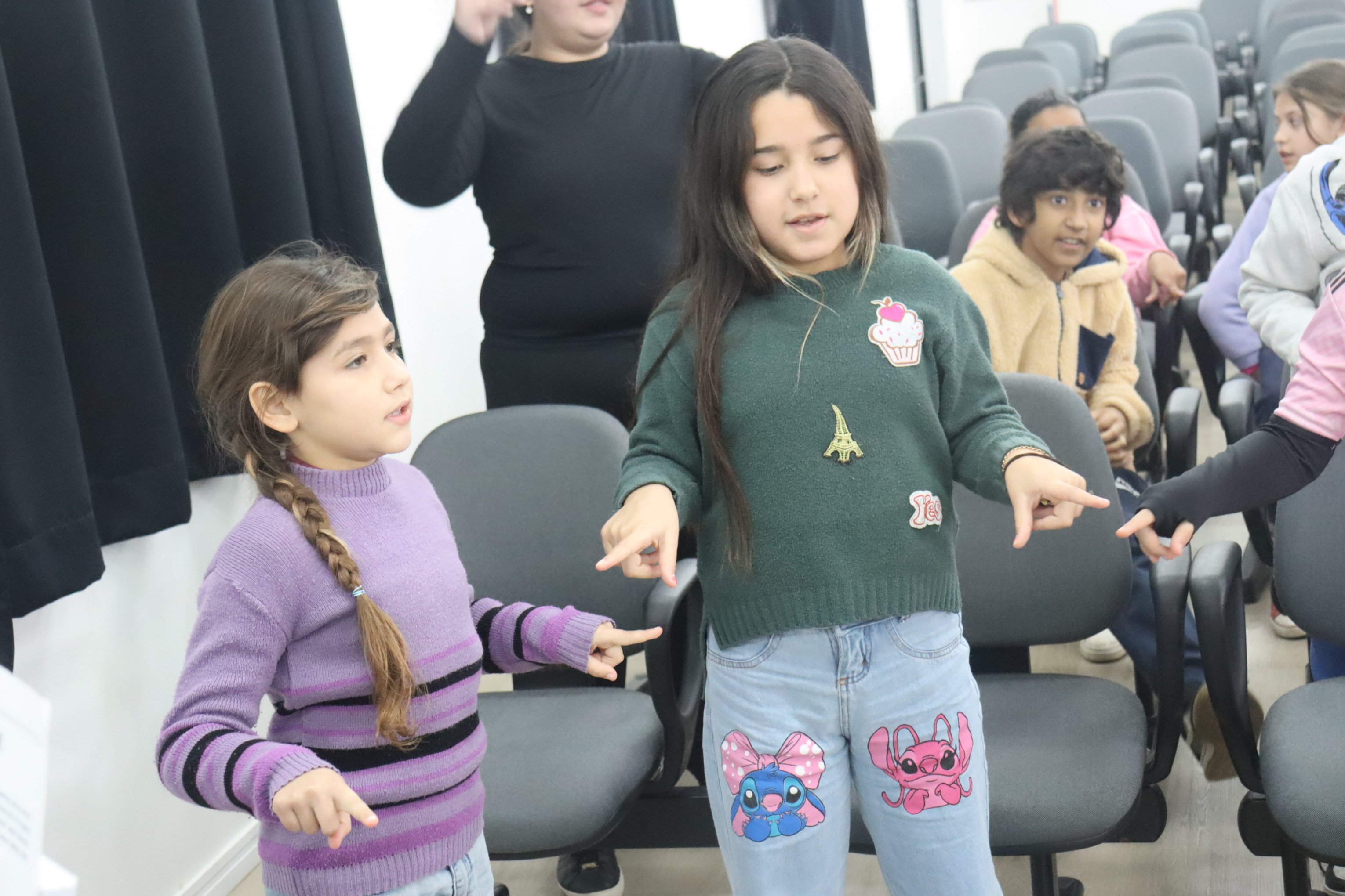 Oficina de Canto Coral na Escola João Goulart, em São Leopoldo - colegas Hillary e Thallissa 