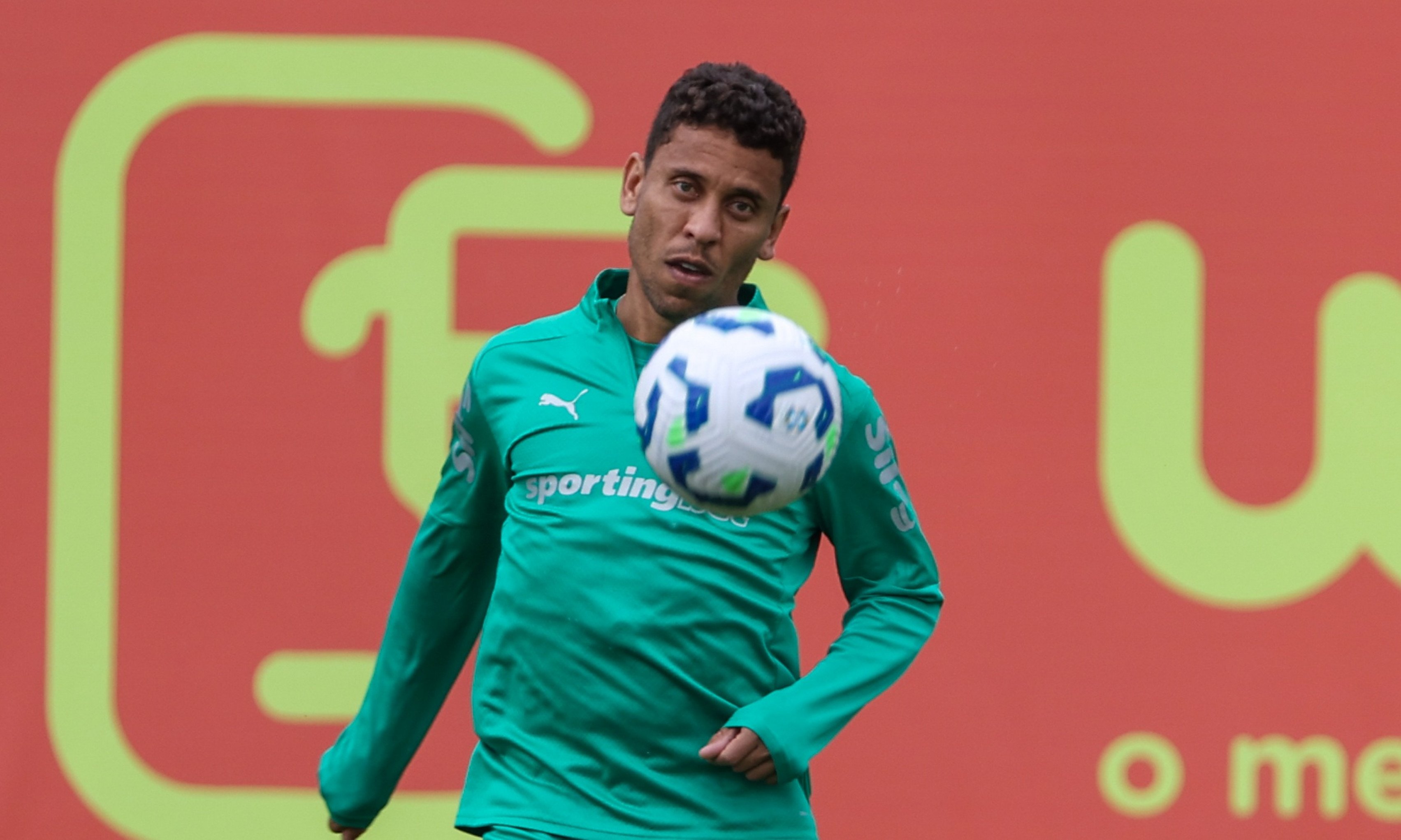 Marcos Rocha desembarca em Porto Alegre para assinar com o Grêmio