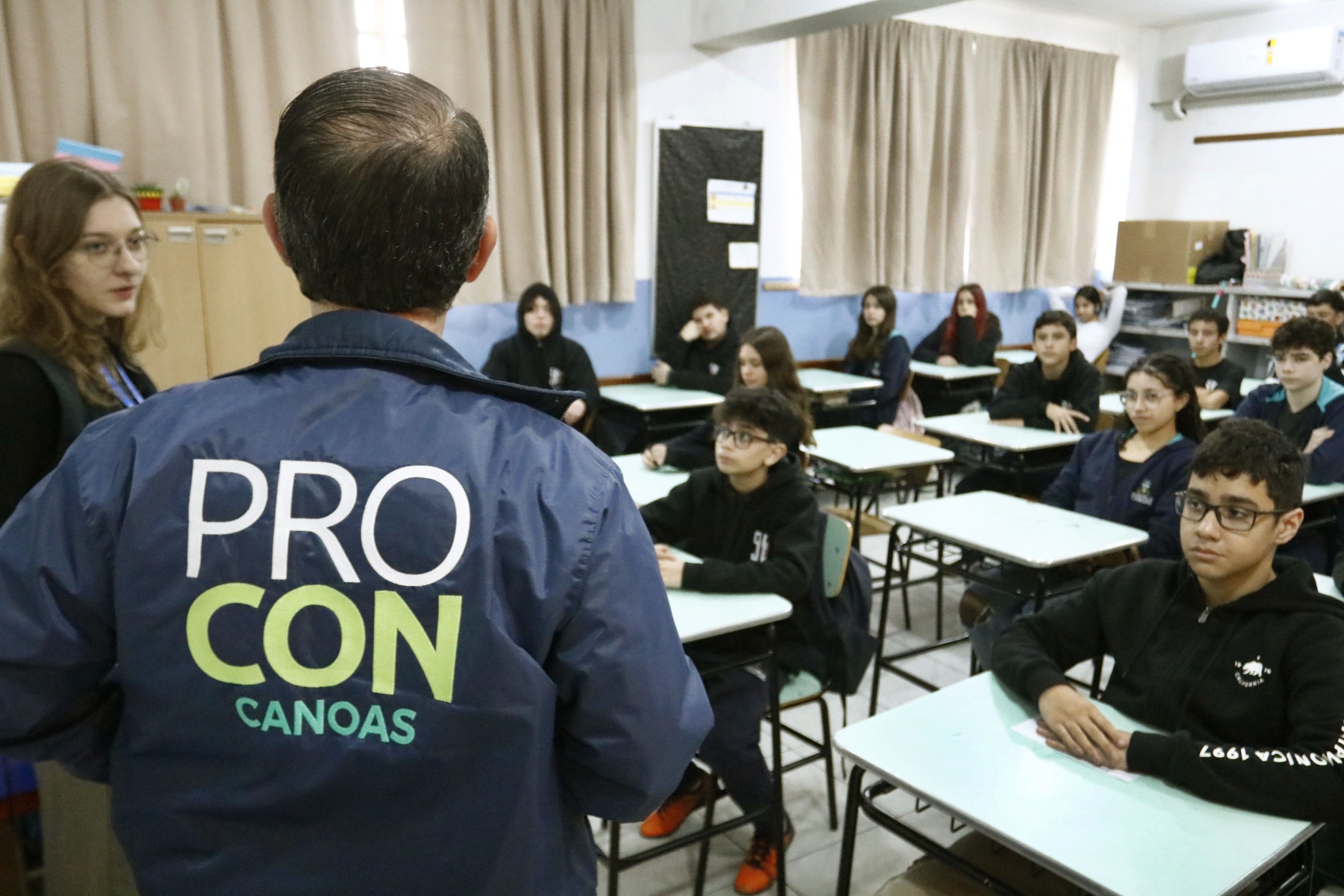 Procon realiza oficina de educação financeira com estudantes em Canoas