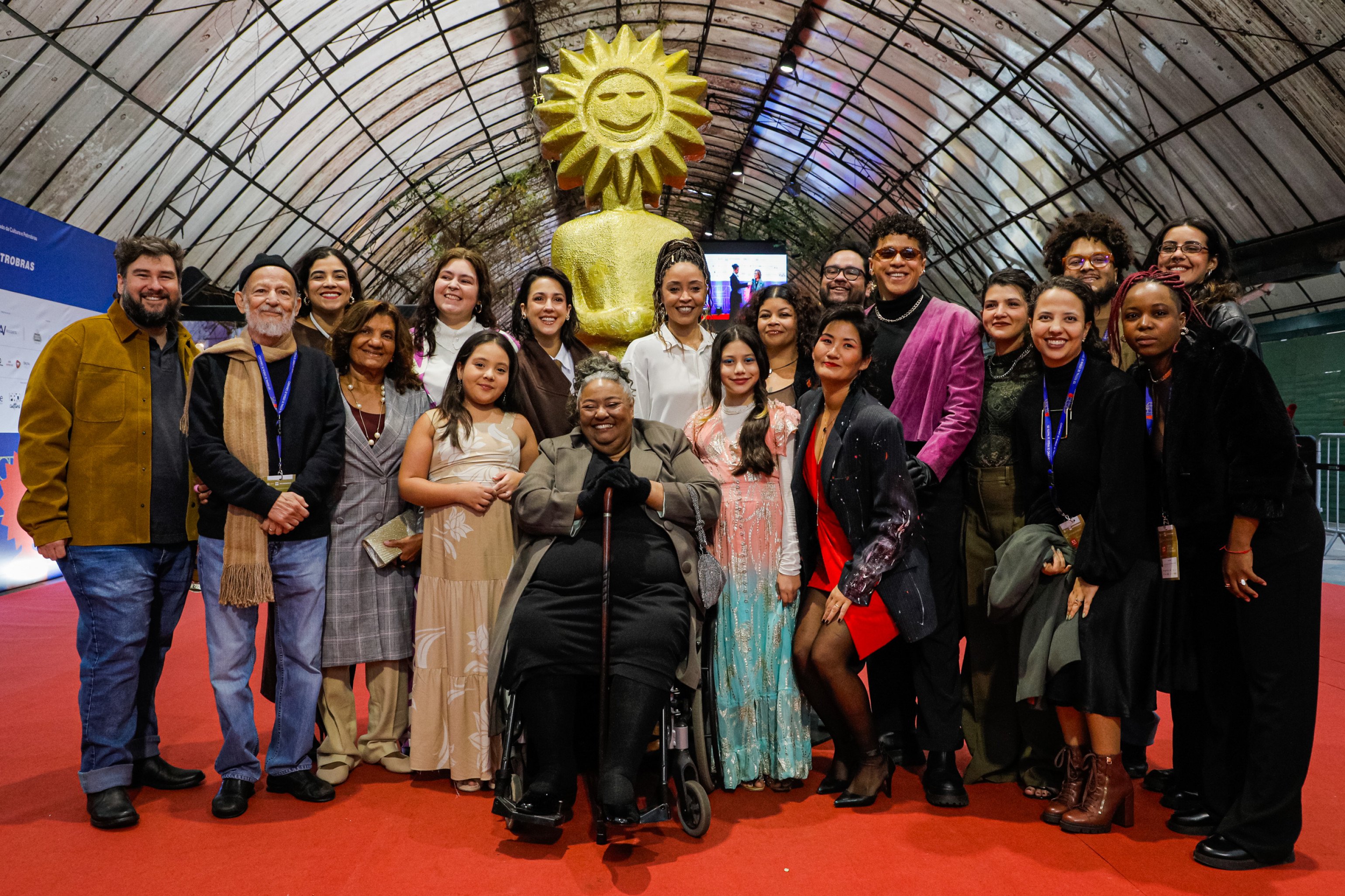 FESTIVAL DE CINEMA: Elenco de A Natureza das Coisas Invisíveis passa pelo tapete vermelho de Gramado