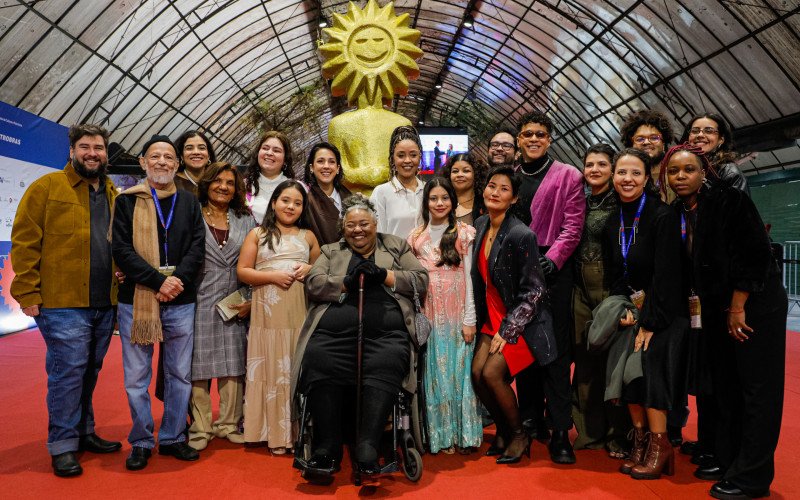 Equipe do longa-metragem brasileiro "A Natureza das Coisas Invisíveis"