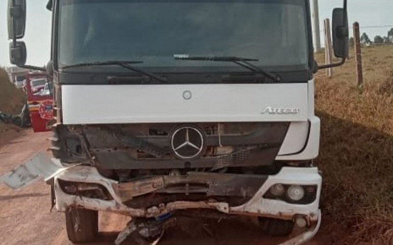 Estado do caminhão que se chocou em carro em Araricá | abc+