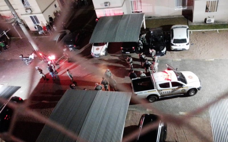 Condomínio, no bairro Fátima, acabou tomado por brigadianos na noite desta segunda-feira (18) | abc+