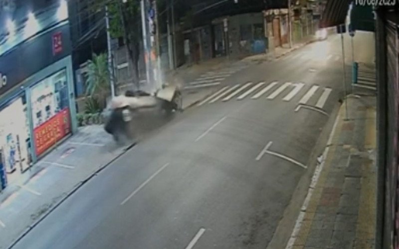 Carro se parte ao meio ao bater em poste em Suzano, na Grande São Paulo | abc+
