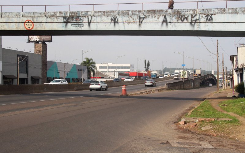 Um único balizador divide a rua lateral da subida do viaduto onde três jovens morreram na última semana
