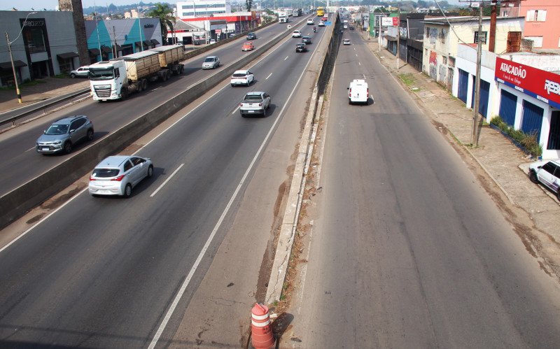Um único balizador divide a rua lateral da subida do viaduto onde três jovens morreram na última semana