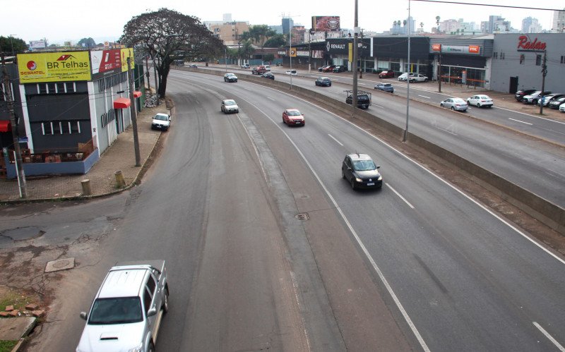 Sem pintura para separar as faixas, motoristas não têm referência de qual faixa transitar