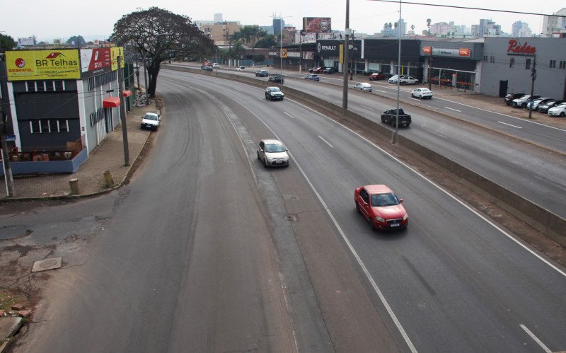 Sem pintura para separar as faixas, motoristas não têm referência de qual faixa transitar