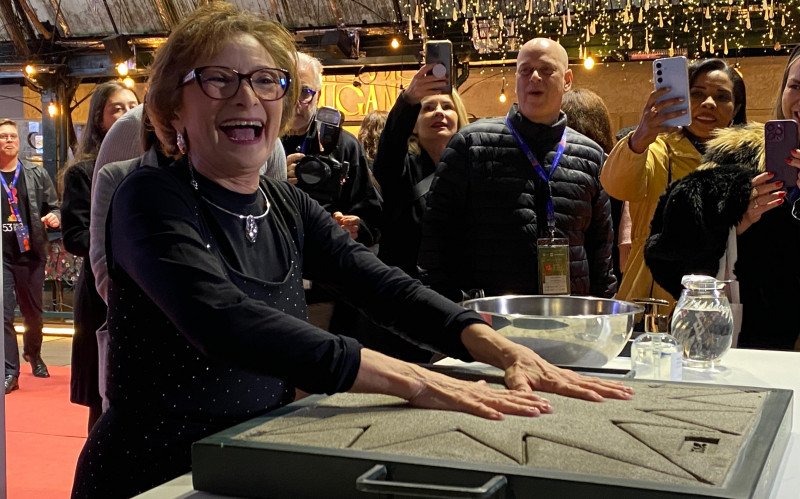 Marcélia entra para a Calçada da Fama, no Festival de Cinema de Gramado