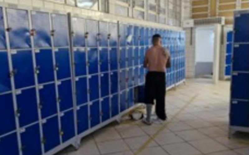 Funcionários eram obrigados a fazer fila apenas com roupas íntimas em empresa do RS
