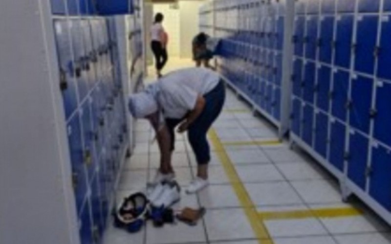 Funcionários eram obrigados a fazer fila apenas com roupas íntimas em empresa do RS
