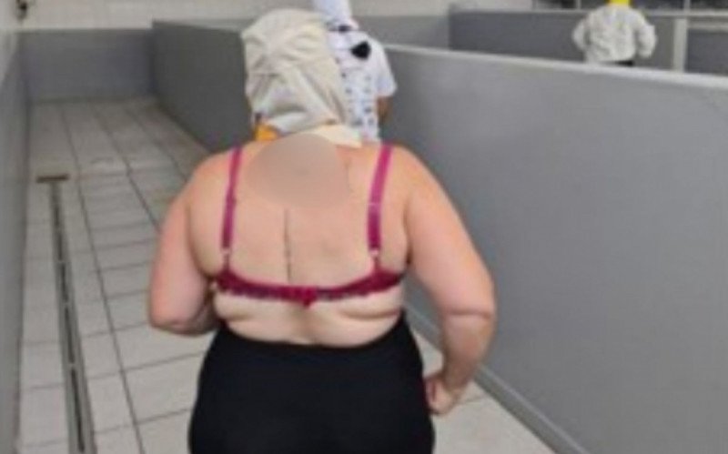 Funcionários eram obrigados a fazer fila apenas com roupas íntimas em empresa do RS
