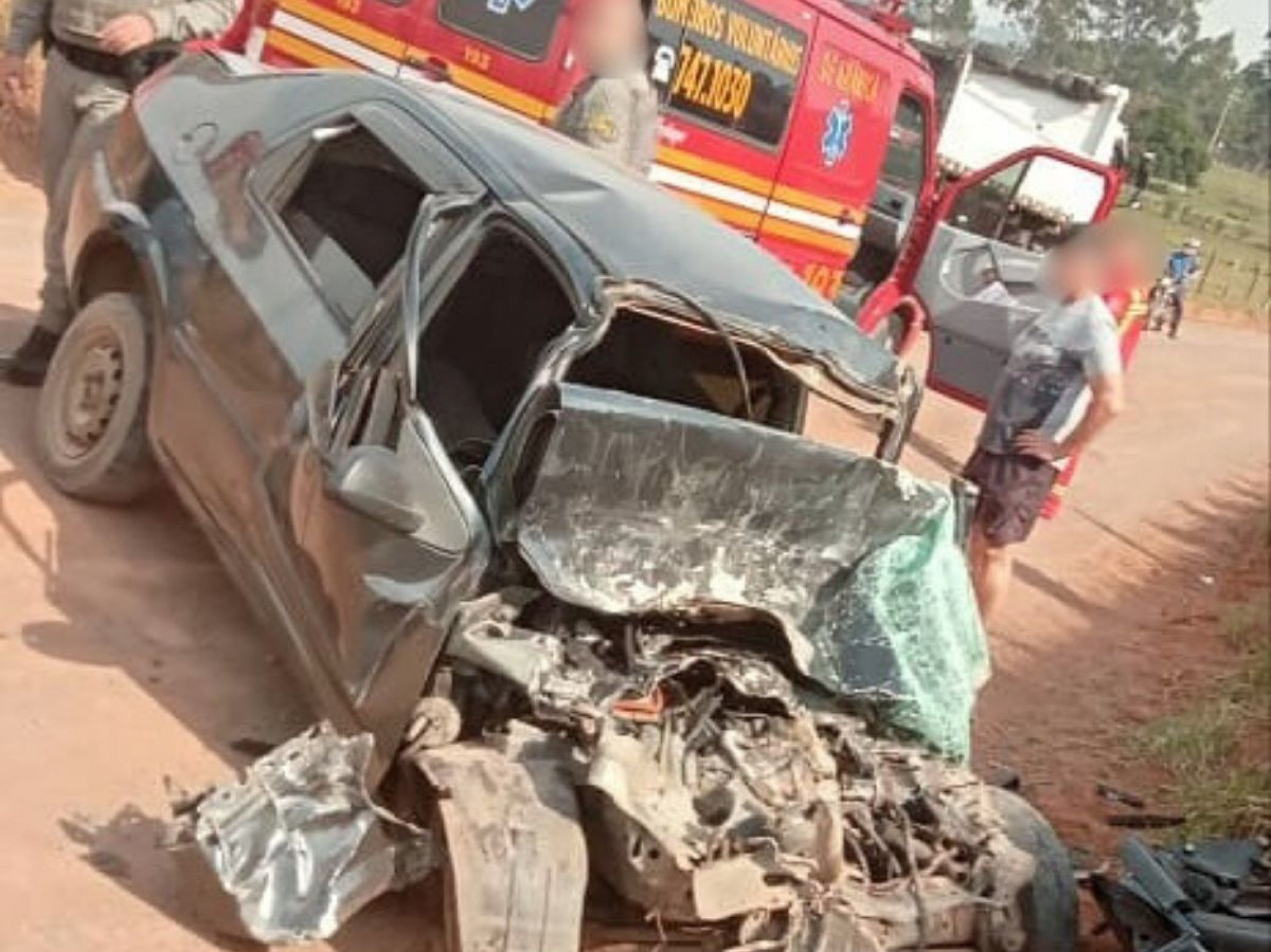 ACIDENTE COM MORTE: Motorista fica preso às ferragens em colisão entre carro e caminhão no Vale do Sinos