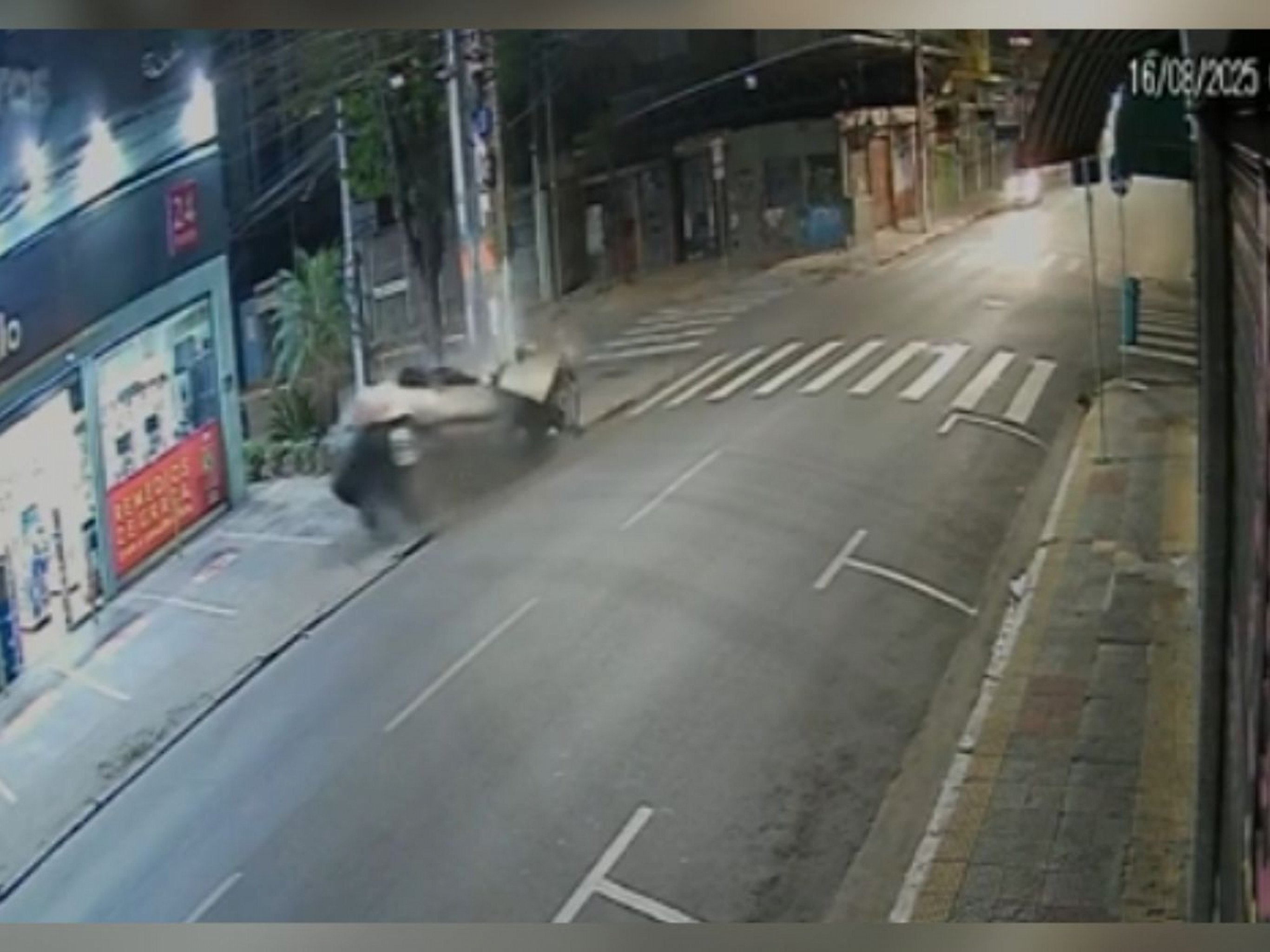 VÍDEO: Carro se parte ao meio ao bater em poste e vítimas saem caminhando do veículo
