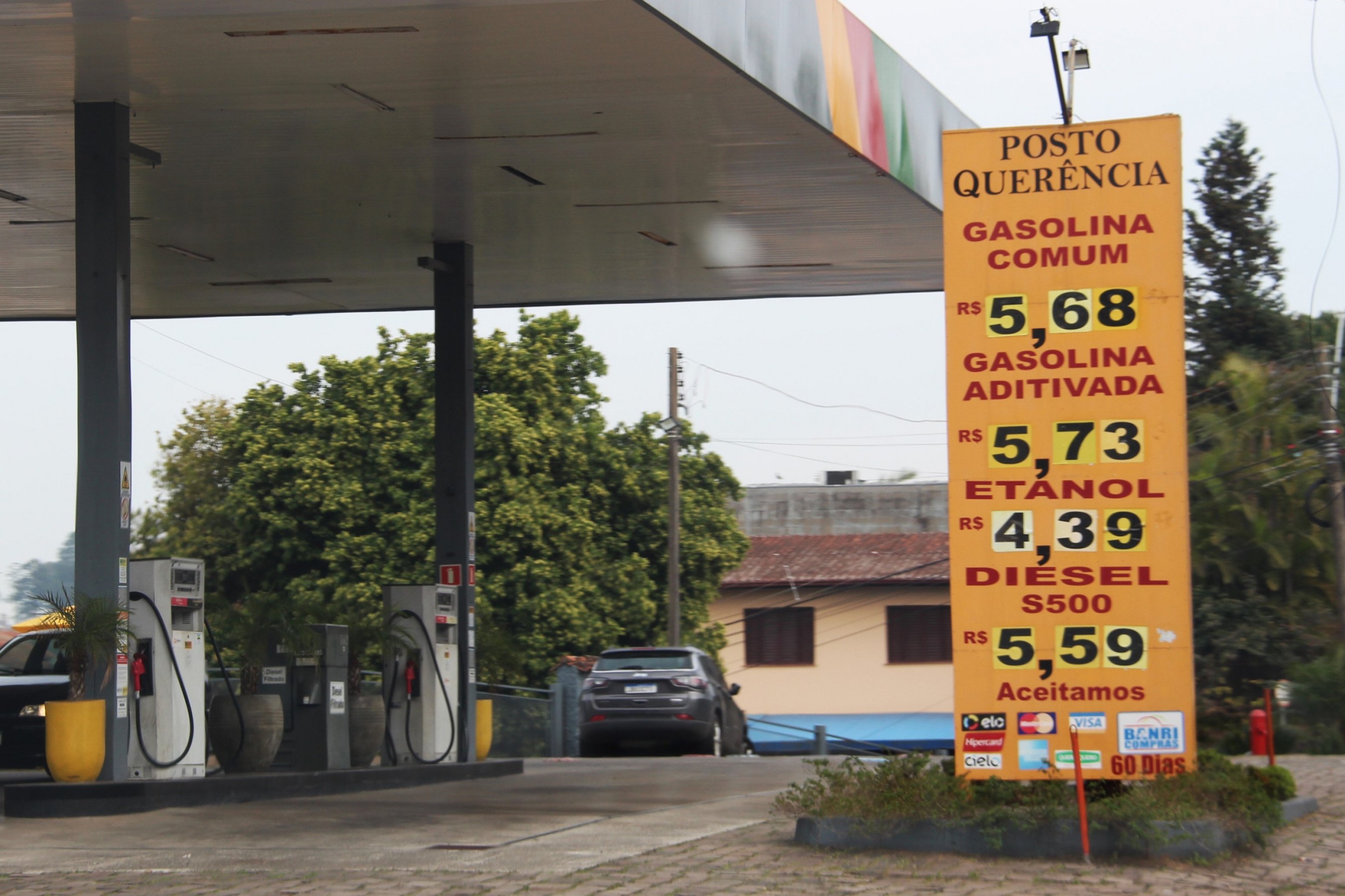 Gasolina baixa de novo e motoristas encontram diferença de 40 centavos em Novo Hamburgo