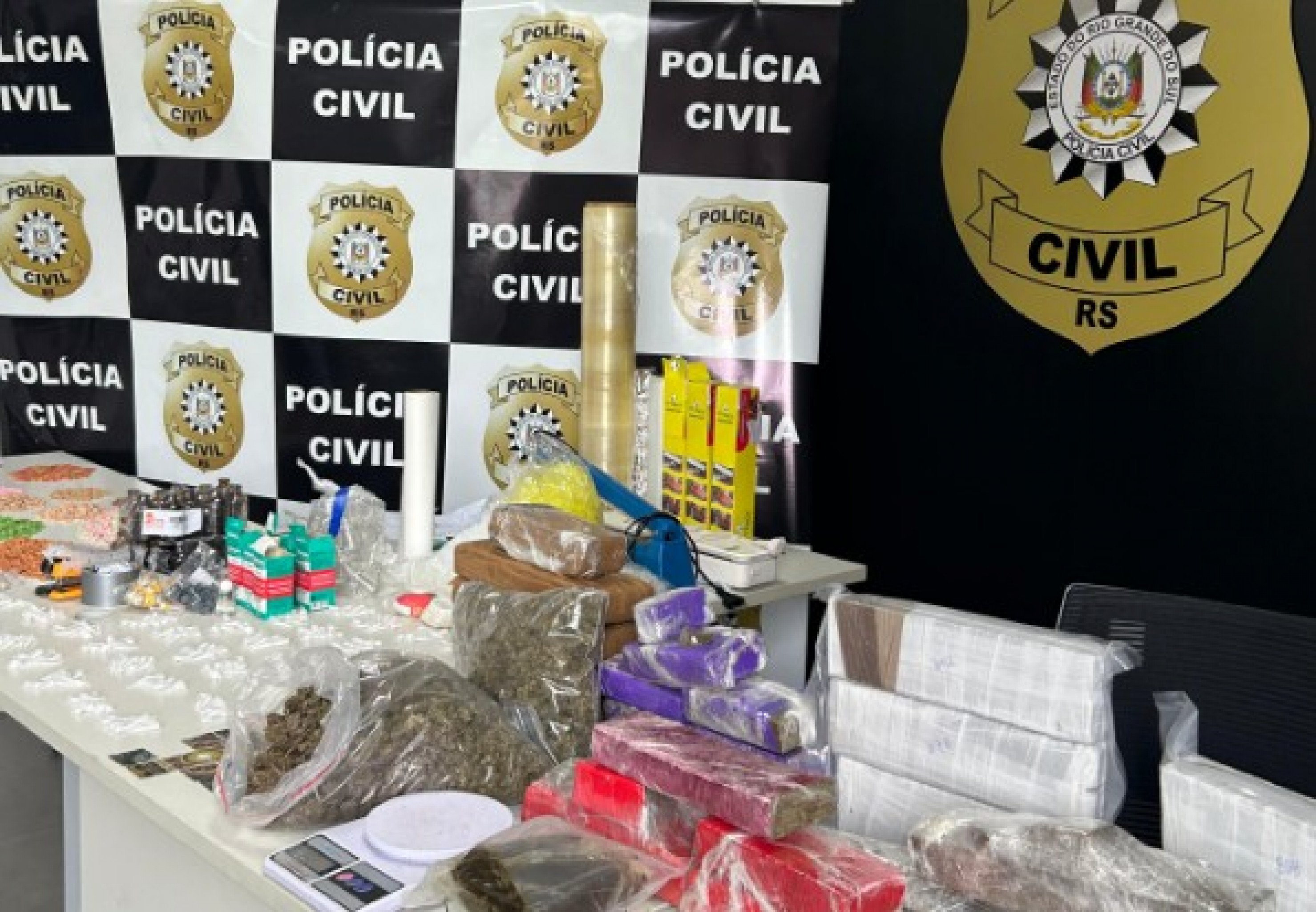 Polícia Civil prende homem e apreende quase meio milhão em drogas sintéticas