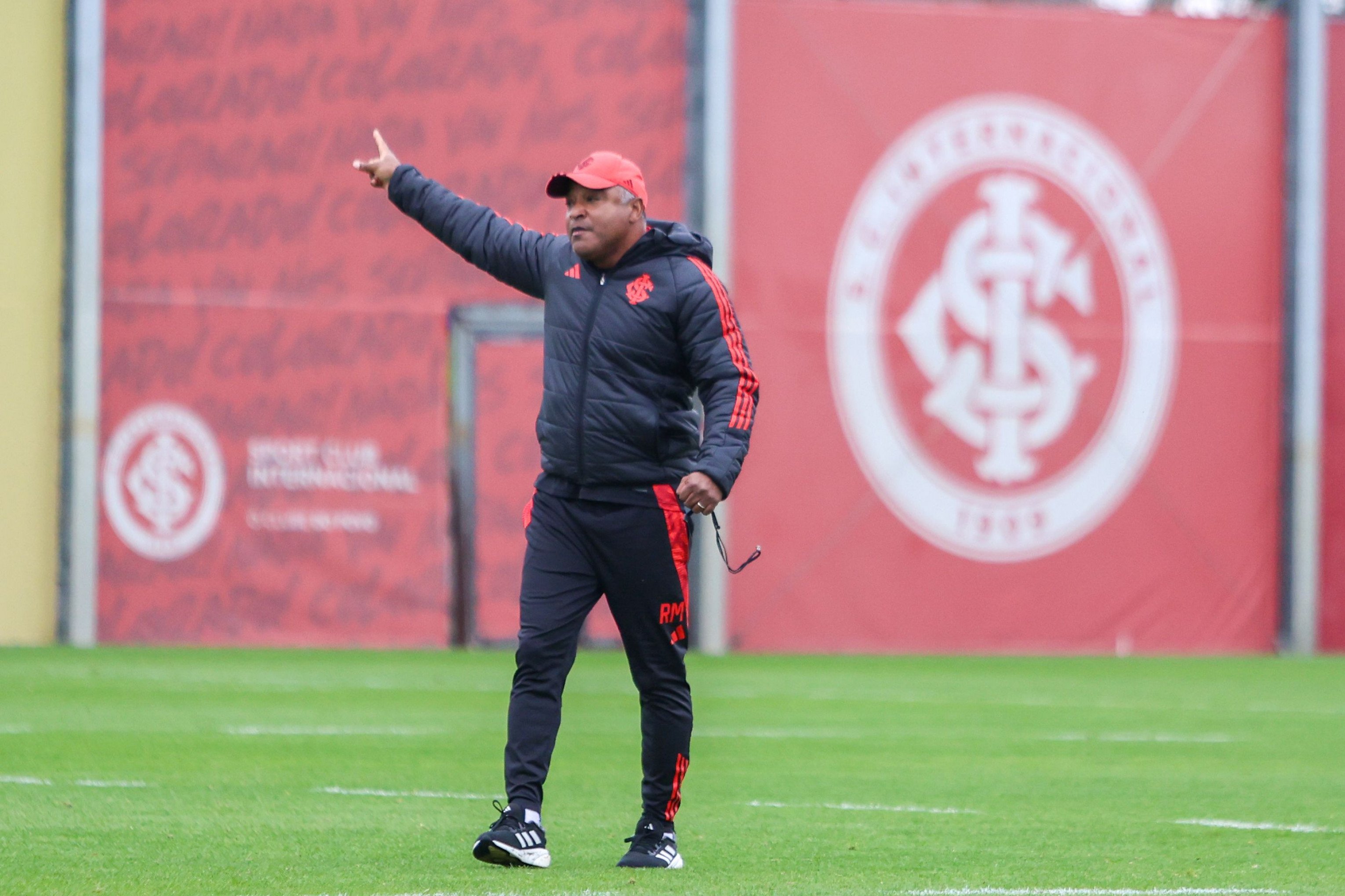 Roger prepara o time do Inter para enfrentar o Palmeiras pelo Brasileirão